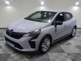 la voiture blanche est garée sur le sol à carreaux d'un garage