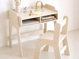 un bureau en bois avec une chaise, et une chaise placée devant