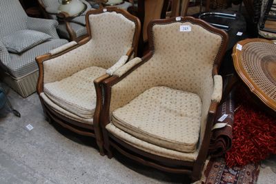 deux chaises placées au milieu d'une pièce