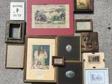 beaucoup de photos, encadrées ou non, par terre