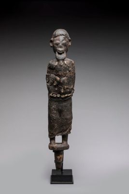 l'image d'une statue représentant une femme tenant un bébé dans ses bras