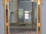 un miroir posé sur le sol d'une pièce