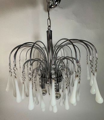 gros plan d'un lustre suspendu au plafond