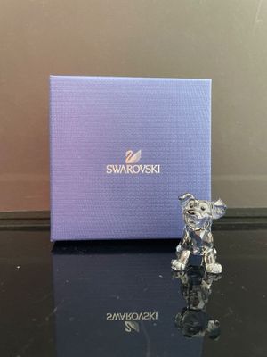 un gros plan d'une petite figurine posée sur une table près d'une boîte