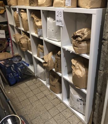 de nombreux sacs de nourriture posés sur les rayons du magasin