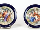 paire d'assiettes bleues et blanches ornées d'une peinture représentant un groupe de personnes