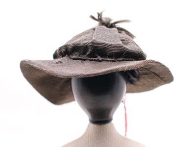 un chapeau posé sur la tête d'un mannequin, sur fond blanc