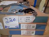 une pile de cartons sur laquelle est posé un tas de ciseaux