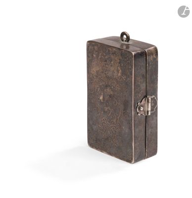 une petite boîte en métal munie d'un cadenas