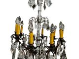 un gros plan d'un lustre orné de bougies