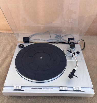 un tourne-disque posé sur une platine