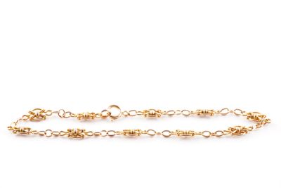 un bracelet à chaîne plaqué or avec un fermoir, sur fond blanc