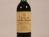 une bouteille de vin posée sur une table