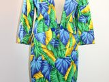 une robe à imprimé tropical bleu et jaune pour femme, présentée sur un mannequin