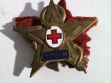 une étoile rouge sur fond de tissu rouge