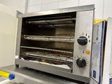 une photo d'un four grille-pain dans une cuisine professionnelle