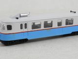 un wagon bleu et blanc sur un fond blanc