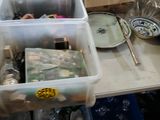 une table sur laquelle il y a plein de choses