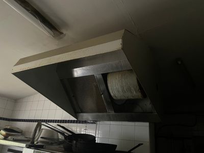 une photo d'une cuisine avec des casseroles et des poêles sur la cuisinière