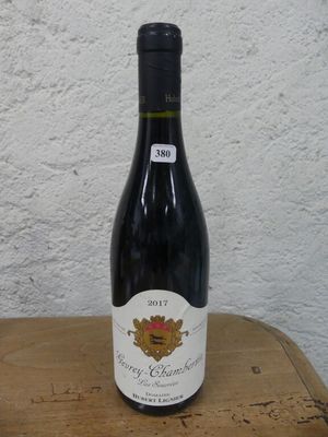 une bouteille de vin posée sur une table