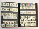 beaucoup de timbres sur les pages d'un livre