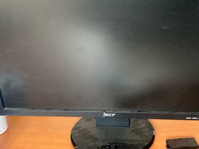 Ecran d'ordinateur de la marque ACER et alimentation + clavi…