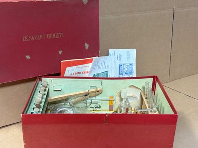 une boîte rouge contenant tout un tas d'outils