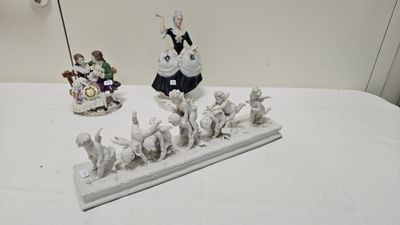 plusieurs figurines représentant des femmes et des animaux posées sur une table blanche