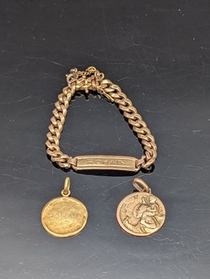 Gros plan sur un bracelet en or orné d'une pièce de monnaie