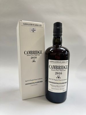 une image d'une bouteille de whisky à côté d'une boîte