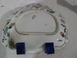 une assiette blanche ornée d'un motif floral, posée sur une table
