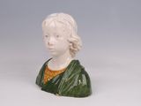 une petite statue représentant une femme en robe verte