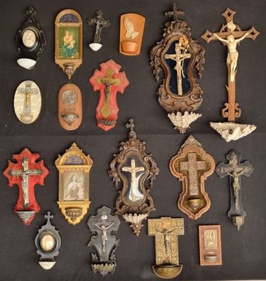 de nombreux objets religieux exposés sur un fond noir