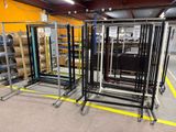 de nombreux types de rayonnages différents dans un entrepôt