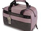 sac de voyage violet et noir sur fond blanc, avec une étiquette