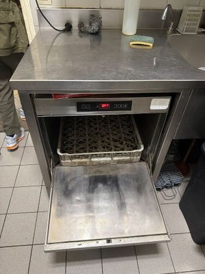 un four argenté ouvert dans une cuisine