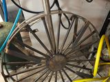 une photo d'une roue posée dans une pièce