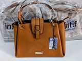 sac à main en cuir beige avec lanière et bandoulière assorties