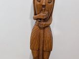 statue en bois représentant une Égyptienne tenant un bébé dans ses bras
