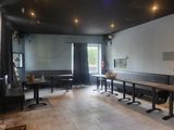 une pièce vide, équipée de tables et de bancs