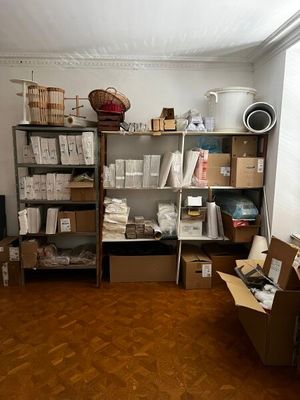 une pièce avec beaucoup de boîtes et de cartons sur les étagères