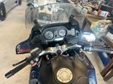 une moto qui est garée dans un garage