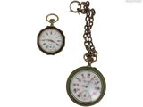 une montre de poche et un porte-clés sur fond blanc