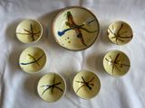 six bols ornés de libellules peintes, posés sur une table