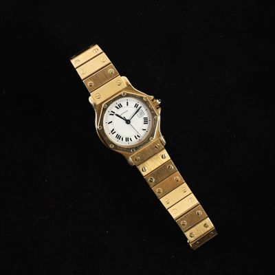 une image d'un gros plan d'une montre-bracelet sur une surface noire