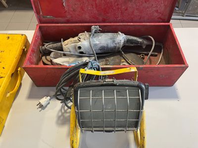 une boîte rouge contenant des outils, posée sur une table