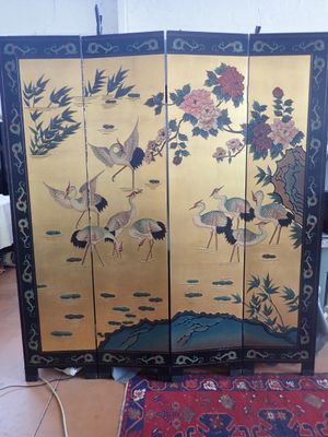 un paravent orné d'oiseaux et de fleurs