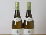 deux bouteilles de vin posées l'une à côté de l'autre sur une table en bois