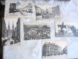 de nombreuses photos de bâtiments anciens posées sur la table