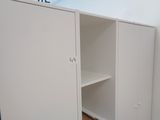 une armoire blanche avec une étagère, dans un coin de la pièce